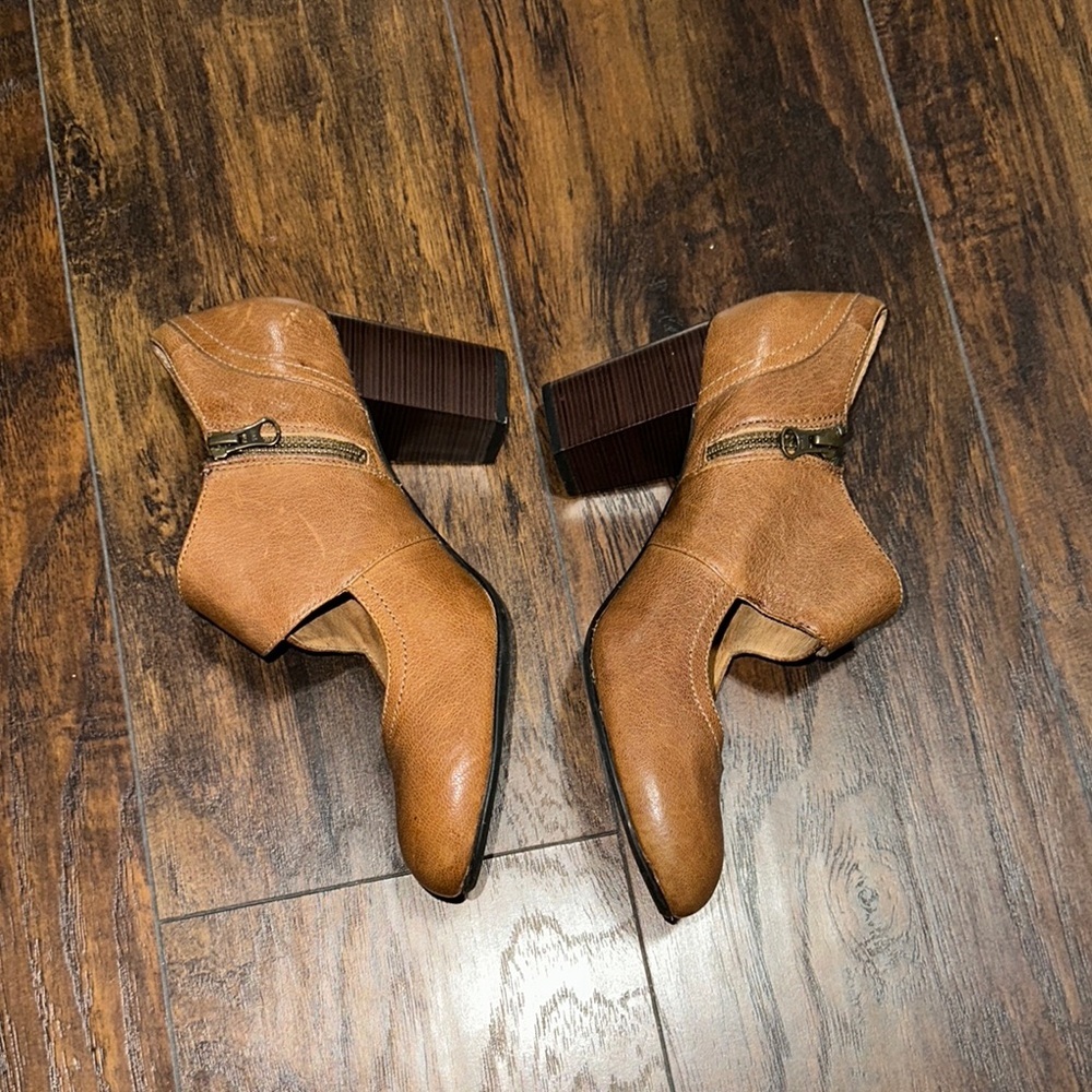 Clarks Brown Distressed Leather Women's Block Heels with Buckle And Zipper - Picture 4 of 9